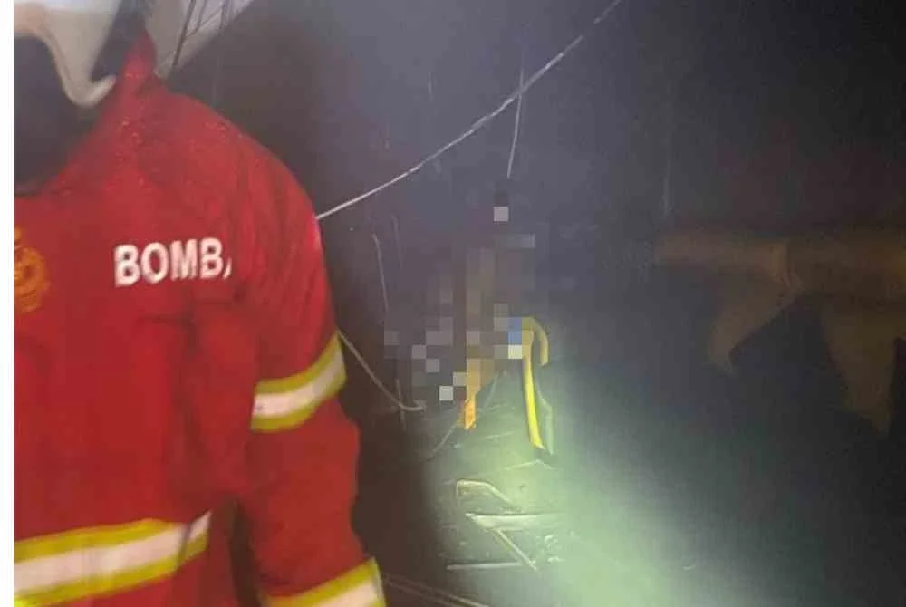 Pasukan bomba ketika melakukan pemadaman api menemui mangsa dalam keadaan terduduk di atas katil di ruang tamu rumah itu. Foto Bomba.
