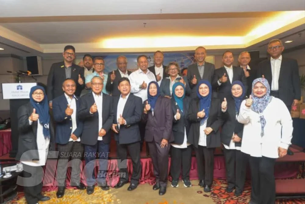 Rozali (Barisan kedua, empat dari kiri) bergambar bersama jawatankuasa selepas Majlis Perasmian dan Mesyuarat Agung Tahunan
PKMMWP Kali Ke-44 pada Rabu.