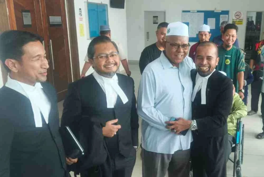 Rus'sele (tiga kiri) bersama tiga peguamnya selepas keputusan Hakim di luar Mahkamah Tinggi Kangar pada Rabu.