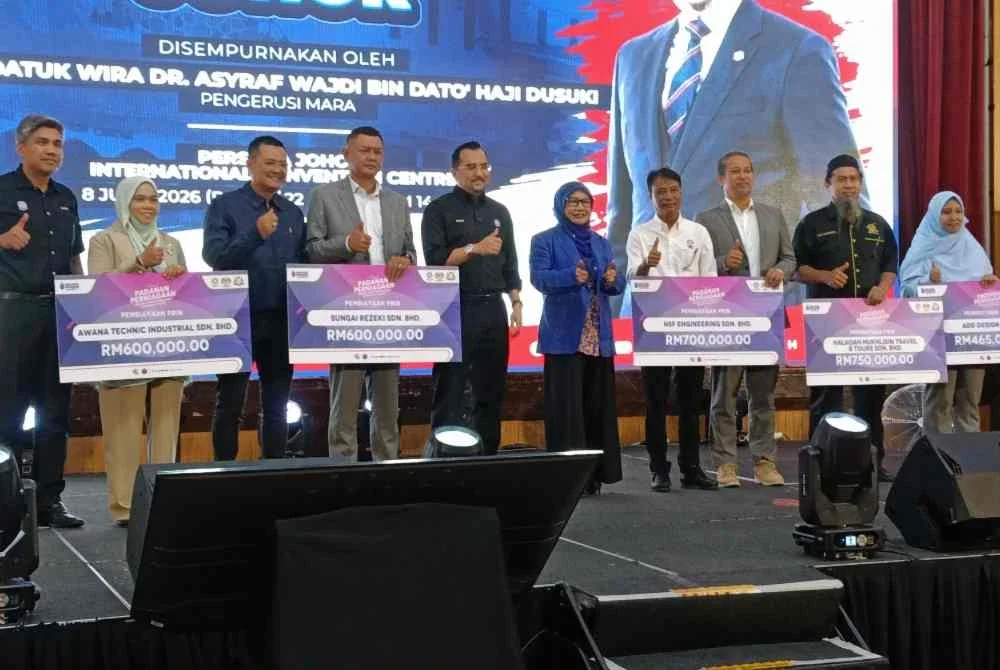 Asyarf Wajdi (enam dari kanan) ketika hadir merasmikan Program Himpunan Usahawan MARA Johor pada Rabu.
