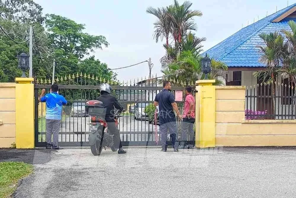 Kelihatan beberapa individu di hadapan Balai Undang Luak Rembau.