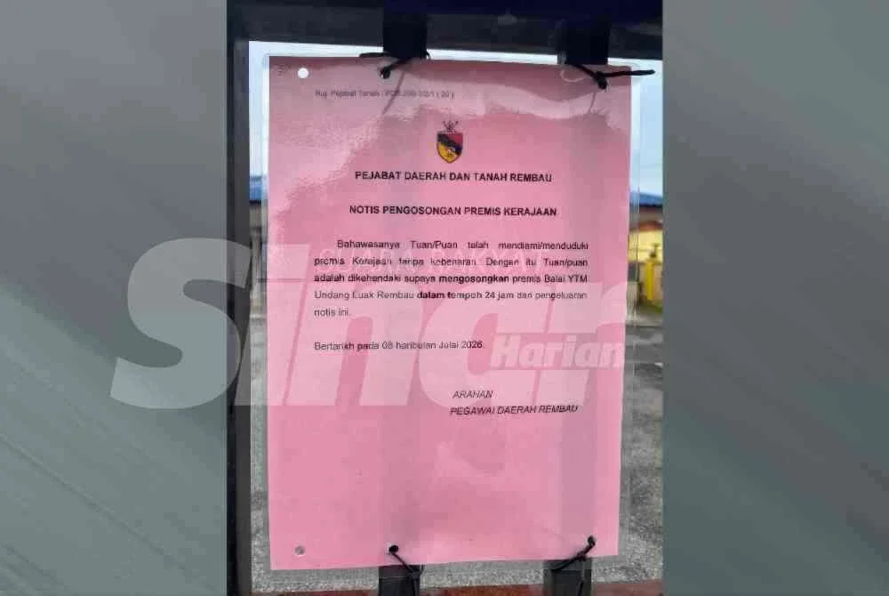 Notis arahan pengosongan yang ditampal pada pagar Balai Undang Luak Rembau