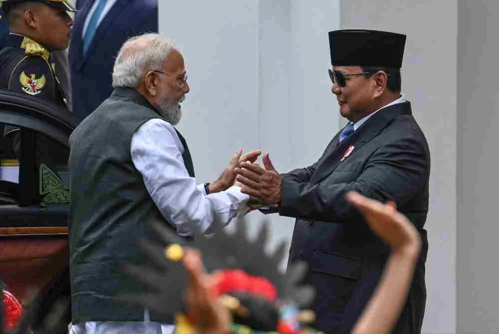 Prabowo (kanan) menyambut Modi di Istana Merdeka, Jakarta, pada 7 Julai 2026. Lawatan rasmi itu bertujuan memperkukuh hubungan dua hala dan kerjasama strategik antara Indonesia dan India. – Foto AFP