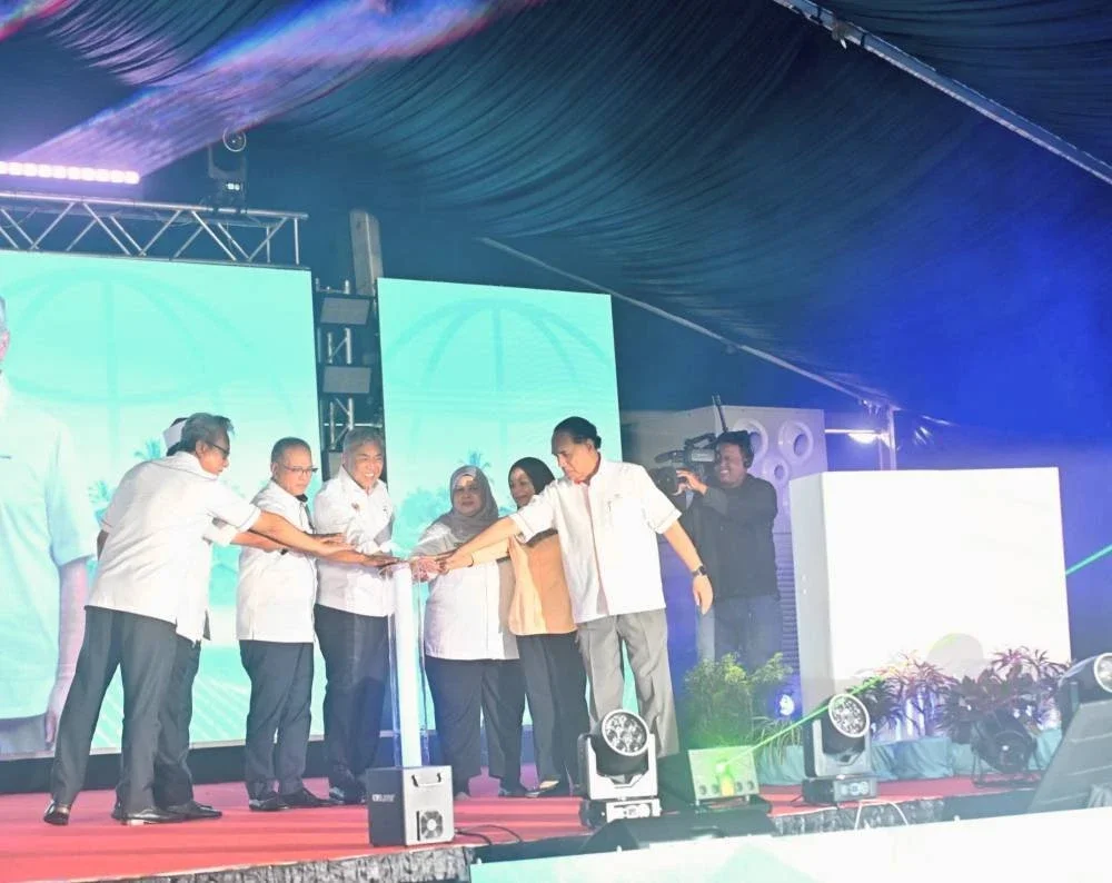 Ahmad Zahid (tengah) merasmikan Hari Pembangunan Luar Bandar Sedunia 2026 di sini pada Isnin.