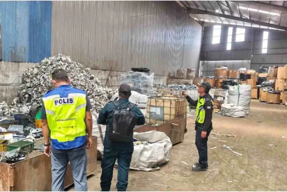 Sebuah kilang e-waste di Telok Panglima Garang, Kuala Langat diserbu pada Selasa. Foto PPM