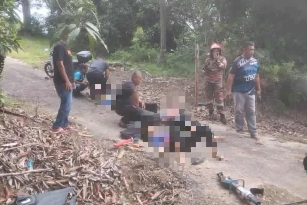 Pelajar terbaring selepas dibawa keluar daripada kenderaan oleh orang awam. Foto tular
