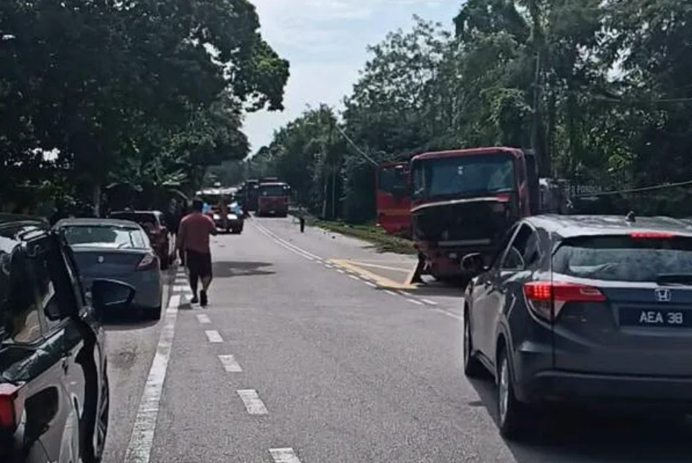 Keadaan di lokasi kemalangan yang membabitkan sebuah kereta dan lori di Solok Duku, Masjid Tanah pada Rabu. Foto tular