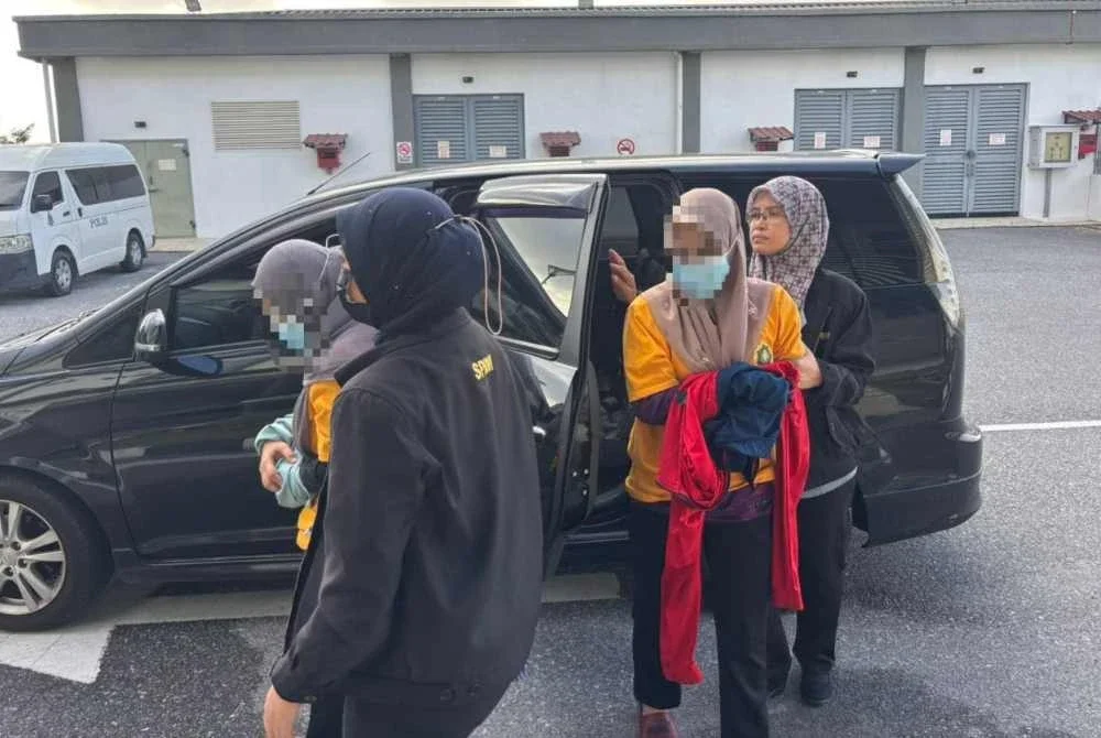 Suspek wanita dibawa ke Mahkamah Majistret Kangar pada Rabu untuk mendapatkan perintah reman. Foto SPRM