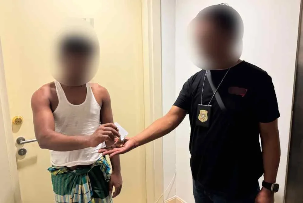 Individu yang ditahan gagal mengemukakan sebarang pas atau dokumen perjalanan sah untuk berada di negara ini.