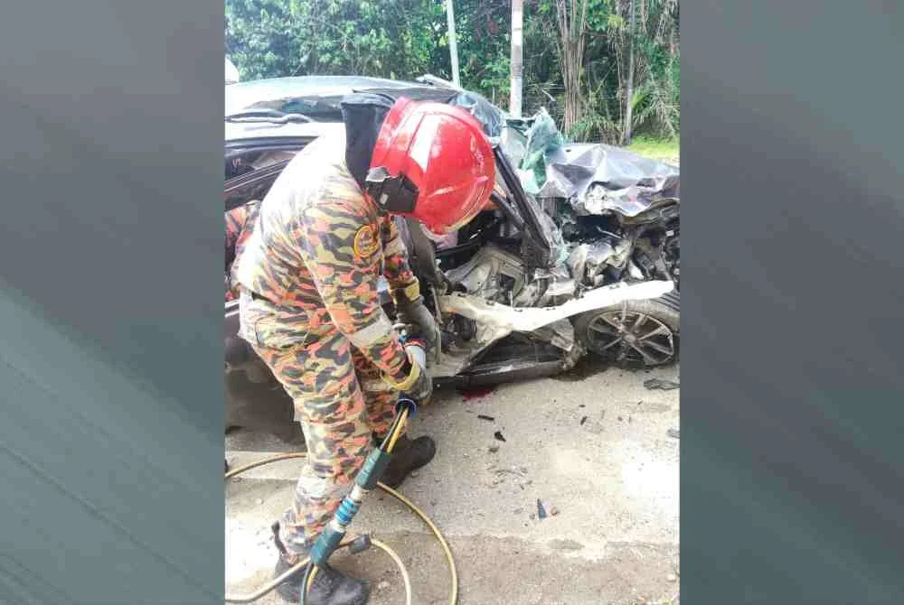 Bomba menerima panggilan kecemasan pada jam 3.24 petang berhubung kemalangan yang membabitkan sebuah Proton Saga dan sebuah lori.