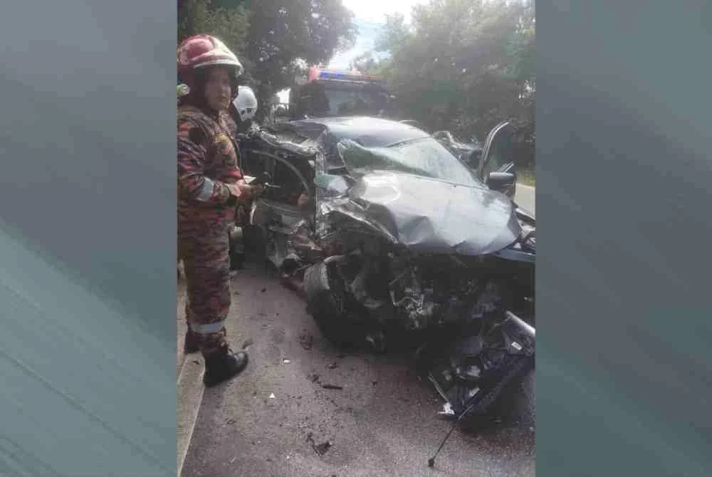 Dalam kejadian kira-kira jam 3.24 petang Rabu, guru pengiring berusia 24 tahun dan seorang pelajar berusia 16 tahun mengalami kecederaan parah selepas tersepit di dalam kereta Proton Saga.