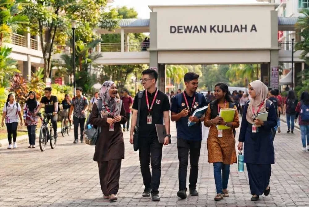Pelajar tempatan kekal sebagai kumpulan dominan di universiti awam dengan 96.56 peratus enrolmen prasiswazah. - Imej janaan AI