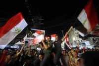 Mereka bersorak gembira sambil mengibarkan bendera kebangsaan Mesir ketika skuad The Pharaohs menjaringkan gol.
