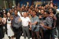 Dr Maszlee (empat dari kiri) berkesempatan bertemu orang awam yang hadir pada Dialog Pilihan Raya Negeri (PRN) Johor di Auditorium Permata Sari RTM pada Selasa.