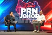 Maszlee (kanan) ketika Dialog PRN Johor yang berlangsung di Auditorium Permata Sari, RTM di Johor Bahru pada Selasa.
