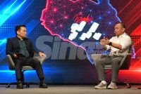 Maszlee (kanan) ketika Dialog PRN Johor yang berlangsung di Auditorium Permata Sari RTM, Johor Bahru pada Selasa.