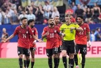 Pemain Mesir mempertikaikan keputusan pengadil membenarkan gol ketiga Argentina kerana berlaku kekasaran terhadap Mohamed Salah sebelum gol tersebut dijaringkan. Foto Agensi