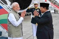Prabowo (kanan) menyambut ketibaan Modi di Pangkalan Tentera Udara Halim Perdanakusuma, Jakarta, pada 6 Julai 2026. Lawatan rasmi itu dijangka memperkukuh hubungan dua hala serta kerjasama strategik antara Indonesia dan India dalam pelbagai sektor. Foto: AFP/Istana Presiden Indonesia