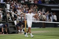 Novak Djokovic meraikan kemenangan ke atas Felix Auger-Aliassime dari Kanada selepas perlawanan suku akhir perseorangan lelaki mereka pada hari kesembilan Kejohanan Wimbledon 2026.