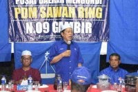 Ahmad Maslan ketika program sembang santai bersama pengundi di Pusat Daerah Mengundi (PDM) Sawah Ring DUN Gambir pada Ahad lalu. FOTO/ Facebook Ahmad Maslan