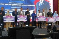 Asyarf Wajdi (enam dari kanan) ketika hadir merasmikan Program Himpunan Usahawan MARA Johor pada Rabu.
