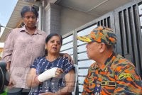 Pengarah Jabatan Bomba dan Penyelamat Malaysia (JBPM) Pahang, Datuk Mohd Razam Taja Rahim (kanan) bertanya sesuatu kepada Lomba selepas rumahnya di Taman Seri Mahkota Jaya terbakar pada pagi Rabu. 