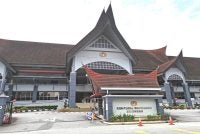 Mahkamah Tinggi Seremban membenarkan permohonan DKU untuk memulakan prosiding komital atas dakwaan menghina mahkamah terhadap enam plaintif.