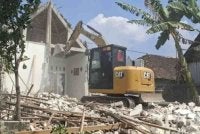 Sebuah rumah dirobohkan gara-gara konflik rumah tangga yang didakwa berpunca daripada kehadiran wanita lain.