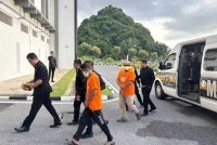 Perintah reman selama empat hari sehingga 10 Julai terhadap semua suspek dikeluarkan Majistret Mohd Amiruldin Roslan selepas permohonan dikemukakan SPRM di Mahkamah Majistret Kangar pada Rabu. Foto SPRM