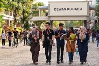 Pelajar tempatan kekal sebagai kumpulan dominan di universiti awam dengan 96.56 peratus enrolmen prasiswazah. - Imej janaan AI 