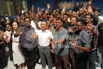 Dr Maszlee (empat dari kiri) berkesempatan bertemu orang awam yang hadir pada Dialog Pilihan Raya Negeri (PRN) Johor di Auditorium Permata Sari RTM pada Selasa.