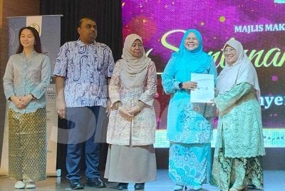 Salbiah (dua dari kanan) menyampaikan sijil kepada peserta Kursus Penjagaan Warga Emas Pensijilan Profesional sempena Majlis Makan Malam Santunan Kasih 2026 pada Selasa.