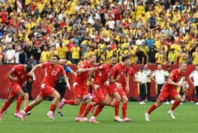 Pemain Switzerland meraikan gol penalti terakhir Ruben Vargasyang membawa pasukan itu melangkah ke suku akhir Piala Dunia. Foto: Agensi