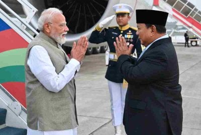 Prabowo (kanan) menyambut ketibaan Modi di Pangkalan Tentera Udara Halim Perdanakusuma, Jakarta, pada 6 Julai 2026. Lawatan rasmi itu dijangka memperkukuh hubungan dua hala serta kerjasama strategik antara Indonesia dan India dalam pelbagai sektor. Foto: AFP/Istana Presiden Indonesia