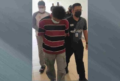 Tertuduh, Muhammad Al-Mujib (depan) dan Shaleh (kiri) diiringi pegawai JPN keluar dari mahkamah selepas mengaku bersalah dan dijatuhkan hukuman pada Rabu.