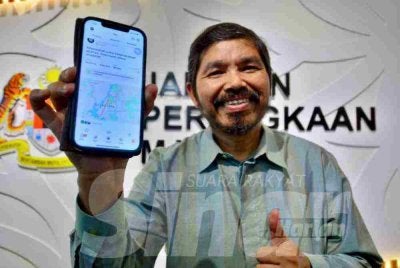 Mohd Uzir menunjukkan rekod larian sejauh sejauh 60.87km mengelilingi Putrajaya pada 4 Julai lalu sempena persaraannya. Foto: ASRIL ASWANDI SHUKOR