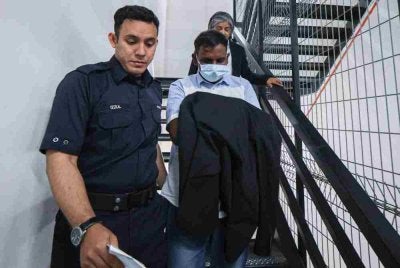 Logeswaran (kanan) mengaku tidak bersalah di Mahkamah Majistret Ipoh pada Rabu atas tuduhan menipu rekod pengeluaran minyak sawit mentah sebuah syarikat dalam kejadian dua tahun lalu.