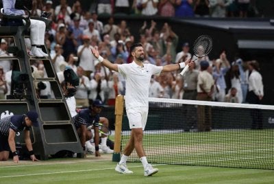 Novak Djokovic meraikan kemenangan ke atas Felix Auger-Aliassime dari Kanada selepas perlawanan suku akhir perseorangan lelaki mereka pada hari kesembilan Kejohanan Wimbledon 2026.