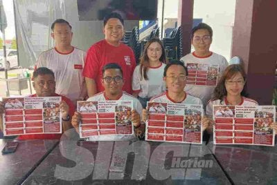 Mohamad Shafwan (duduk, dua dari kiri) dan Bor Yang (duduk, dua dari kanan) menunjukkan Pelan Tindakan N50 Bukit Permai dan N52 Senai selepas sidang media di Indahpura, Kulai pada Rabu.