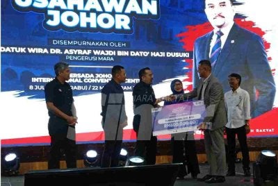 Asyraf Wajdi (tiga dari kiri) ketika hadir pada Program Himpunan Usahawan Mara Johor, pada Rabu.