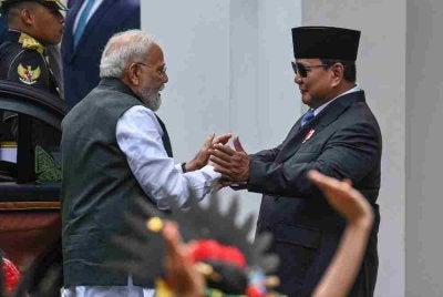Prabowo (kanan) menyambut Modi di Istana Merdeka, Jakarta, pada 7 Julai 2026. Lawatan rasmi itu bertujuan memperkukuh hubungan dua hala dan kerjasama strategik antara Indonesia dan India. – Foto AFP