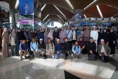 Sebahagian jemaah Malaysia yang terpilih menyertai Program Tetamu Raja Arab 2026 bagi menunaikan ibadah umrah pada tahun ini pada Rabu. - FOTO ROSLI TALIB-SINAR HARIAN
