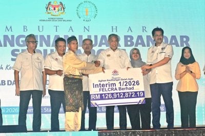 Ahmad Zahid menyaksikan penyerahan agihan keuntungan boleh agih Interim 1/ 2026 Felcra Berhad daripada Felcra kepada wakil peserta.