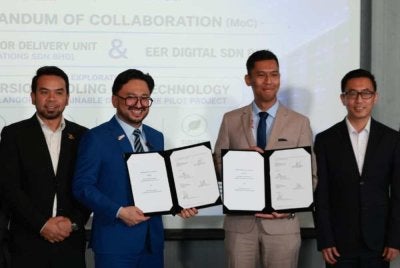Gaddafi (dua, kiri) ketika majlis menandatangani MoC dengan EER Digital Sdn Bhd dalam usaha meneroka pembangunan Projek Rintis Pusat Data Mampan bagi negeri Selangor di ibu negara pada Rabu.
