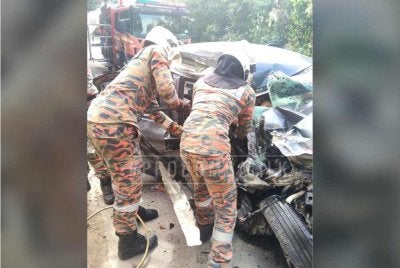 Bomba membantu mengeluarkan mangsa yang tersepit. Foto JBPM Melaka