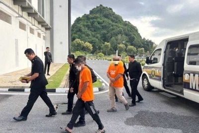 Perintah reman selama empat hari sehingga 10 Julai terhadap semua suspek dikeluarkan Majistret Mohd Amiruldin Roslan selepas permohonan dikemukakan SPRM di Mahkamah Majistret Kangar pada Rabu. Foto SPRM