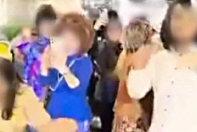 Tangkap layar video tular memaparkan sekumpulan pengunjung menari beramai-ramai dalam program hiburan bertemakan disko retro dan hippie ala 60-an serta 70-an yang dipercayai berlangsung di sebuah restoran di tebing Sungai Kelantan.