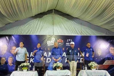 Ahmad Zahid (tengah) pada Program Ramah Mesra Pengerusi Barisan Nasional bersama pengundi Iskandar Puteri, pada Rabu.