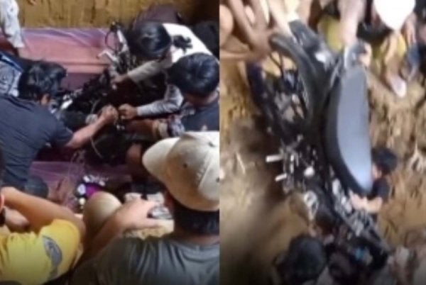 Dua motosikal dikebumi bersama jenazah di Desa Rampa Mea di wilayah Kalimantan Tengah, Indonesia. Foto: Jawa Pos Radar Kediri.