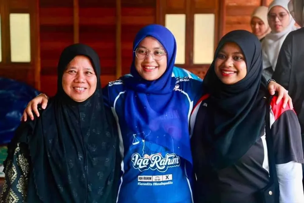 Calon muda bagi DUN Serom, Nadhirah Afiqah (tengah).
